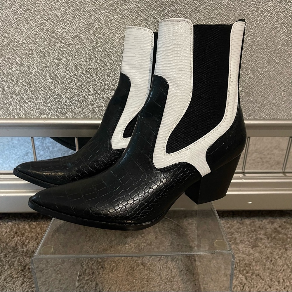 Coconuts by Matisse BLACK/WHITE
Women's Duo Chelsea Ankle Boots
